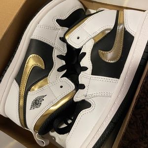 Jordan 1 mid white/black/gold